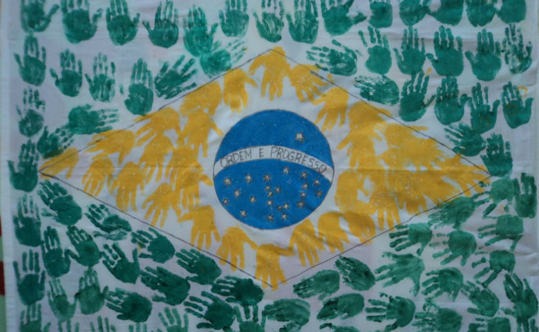 brasil-bandeira-maos