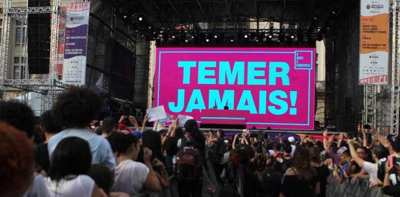 22mai2016-projecao-com-a-frase-temer-jamais-encerra-o-show-do-rapper-criolo-no-palco-julio-prestes-no-centro-de-sao-paulo-durante-a-virada-cultural-2016-1463953532148_1024x768
