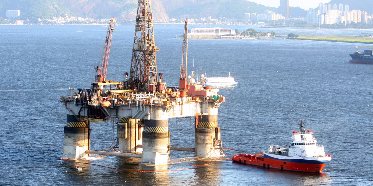 plataforma-petroleo-no-rio-de-janeiro-com-barco