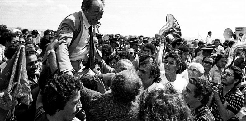 Miguel-arraes-retornando-1979-Memorial-da-Democracia