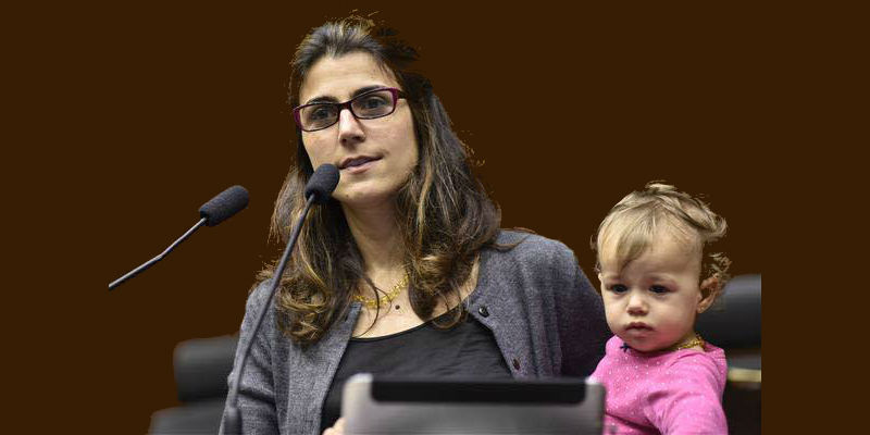 manuela-davila-com-filha-machismo-no-legislativo-1