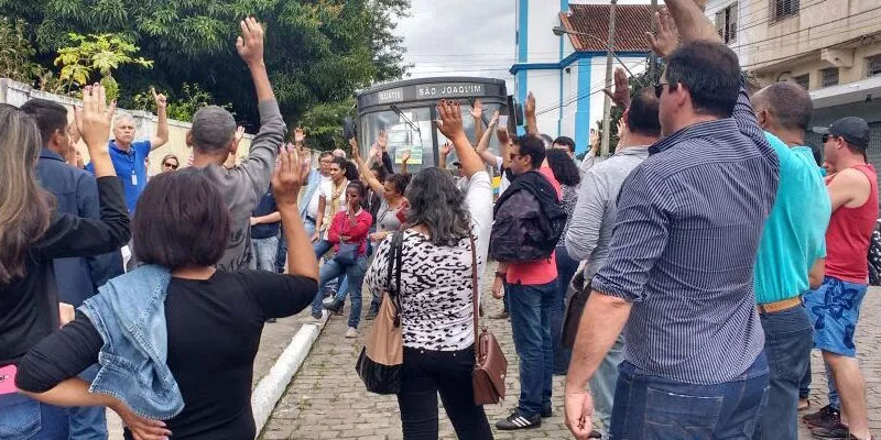 quatis-estado-de-greve