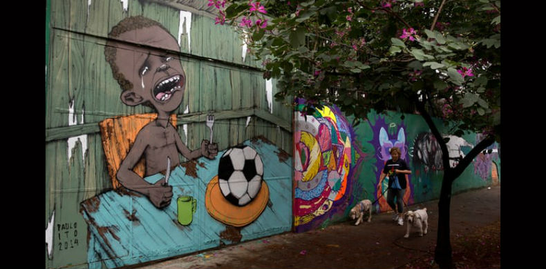 Arte-de-Paulo-Ito-criado-antes-da-Copa-do-Mundo-de-2014-no-Brasil-mostra-uma-criana-chorando-com-apenas-um-futebol-para-comer-Andre-Penner-AP
