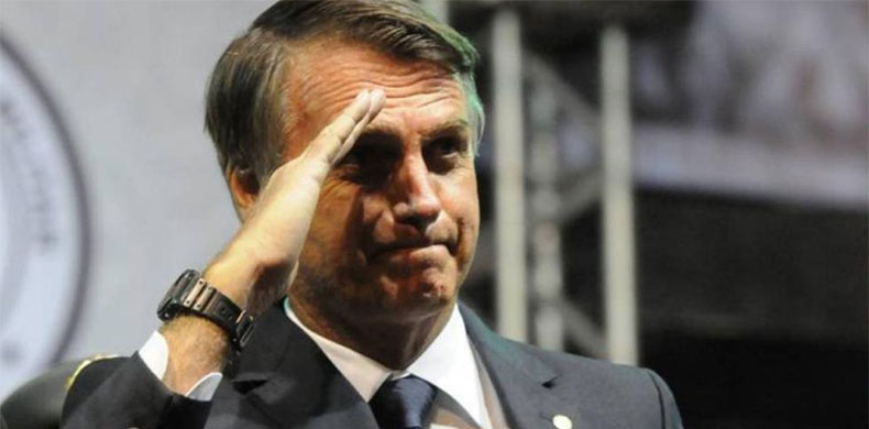 Resultado de imagem para bolsonaro batendo continêngia