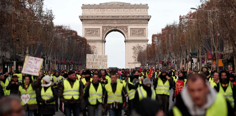 macron-coletes-amarelos-paris