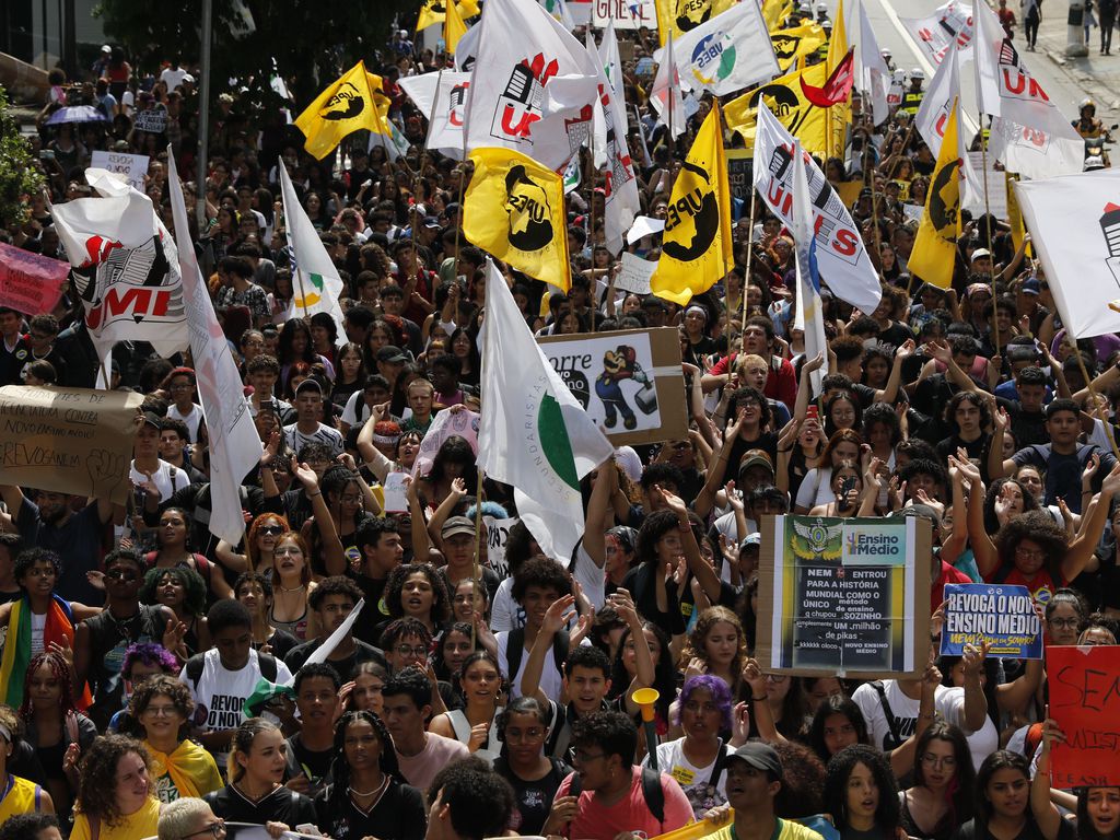 Estudantes secundaristas protestam nas ruas pedindo a revogação do Novo Ensino Médio