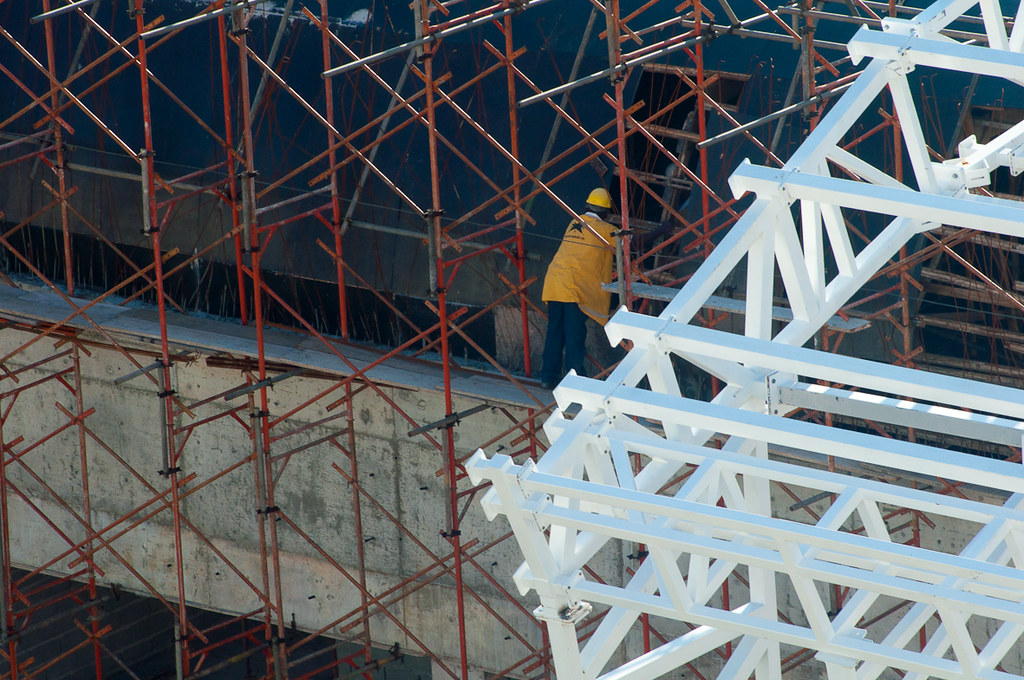 Operário atua em obras no Porto de Salvador