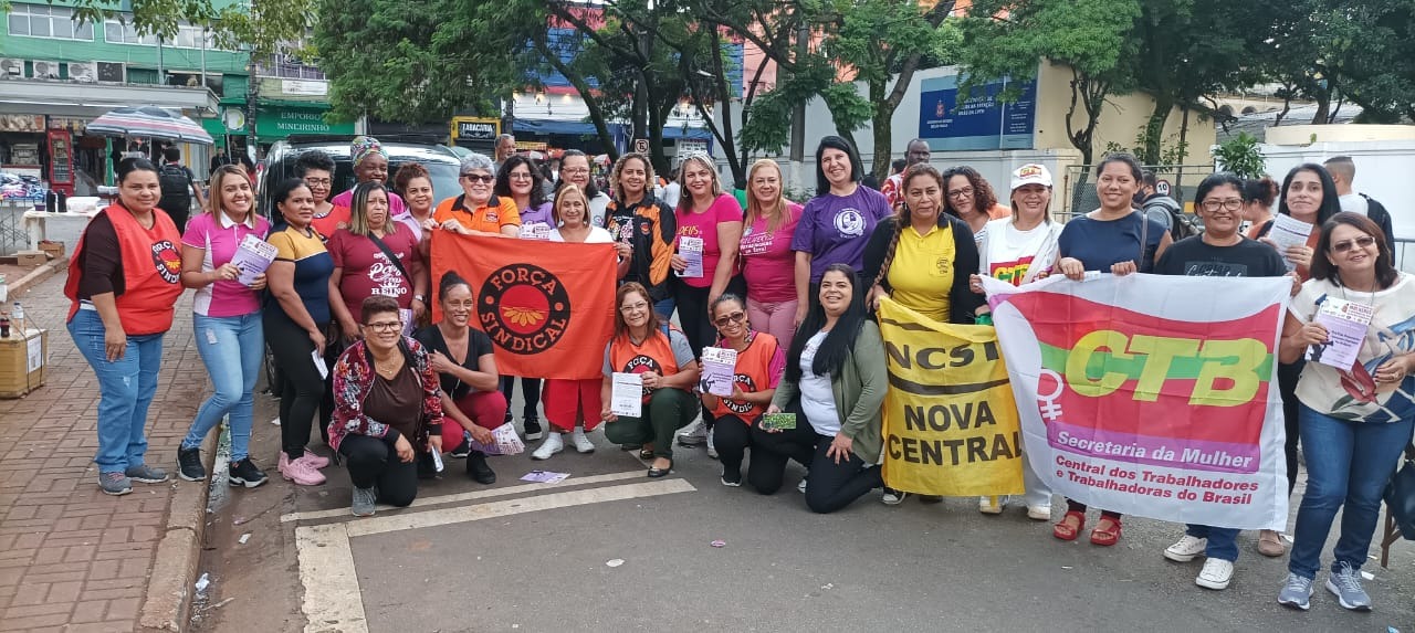 Panfletagem do Março Mulher no Largo da Concórdia