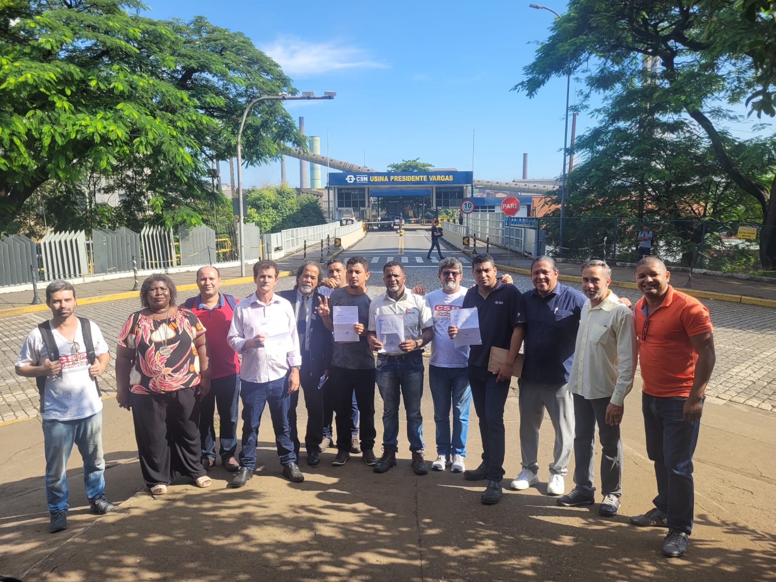 Adilson Araújo, Ronaldo Leite e diretoria do Sindmetal-SF em frente à CSN