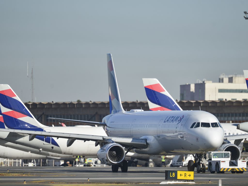 Movimentação de aviões comerciais no aeroporto de Brasília.