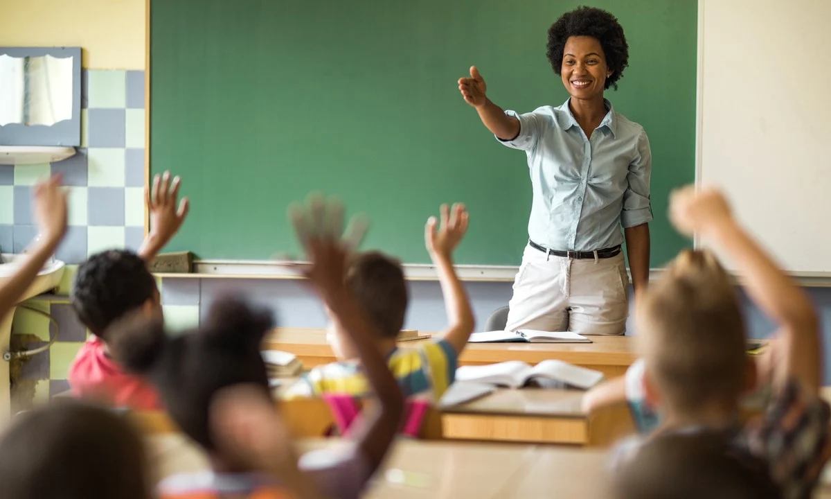 Nenhuma sociedade evolui sem professoras e professores valorizados